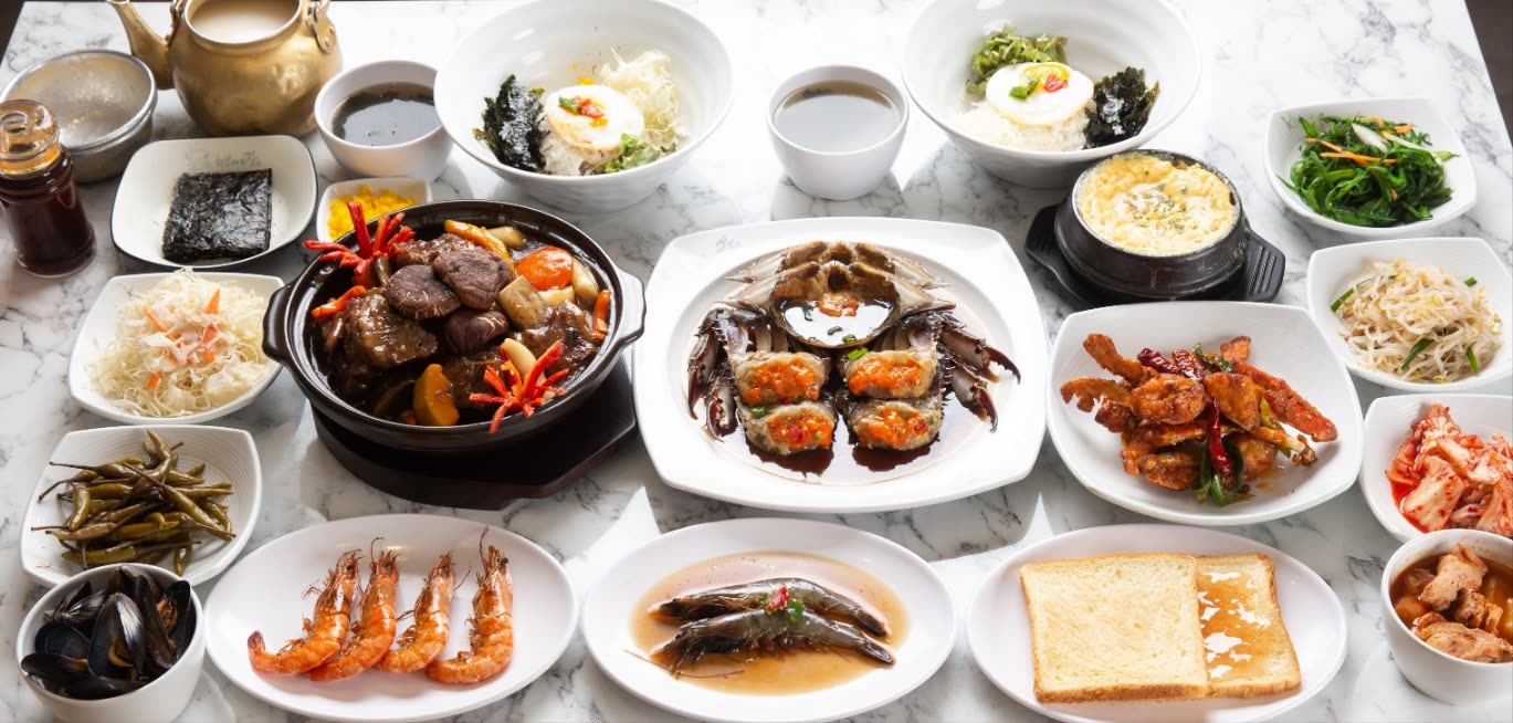 간장게장을 가운데 두고 새우장, 소갈비찜, 후라이비빔밥과 반찬이 함께 차려진 한 상