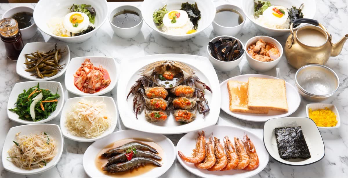간장게장을 가운데 두고 새우장, 새우소금구이, 후라이비빔밥과 밑반찬이 둘러선 한 상